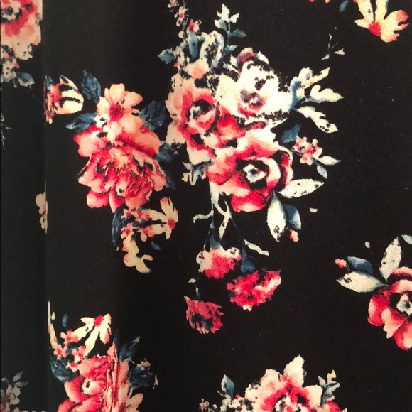 🔥SOLD🔥 Elle Cap Sleeve Floral Shirt - Picture 3 of 3